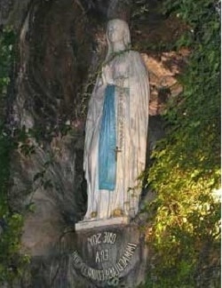 Estatua de Nuestra Señora de Lourdes