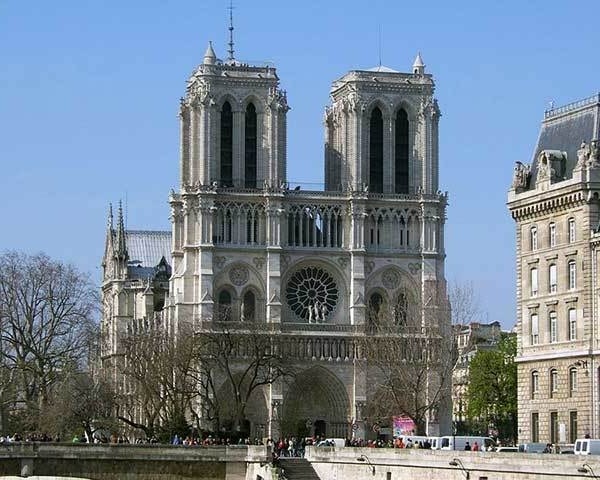 Dos torres de la catedral de Notre Dame en París