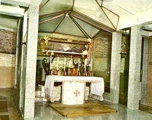 El cuerpo del Santo puede ser venerado en un altar del Santuario bajo la Basílica