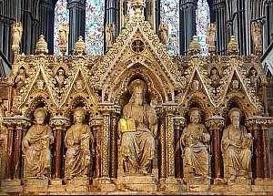 Imagen: Detalle dentro de una iglesia, estatua de cinco hombres sentados en nichos, uno más grande e imponente que los demás, probablemente San Egwin.