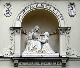 Estatua de Santa Catalina y Nuestra Señora