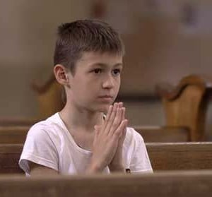 niño, rezando, en, iglesia