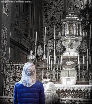 Orando ante un altar