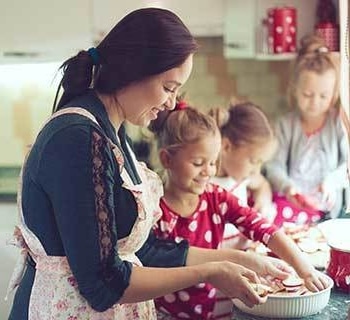 Madre e hijas en la cocina.
