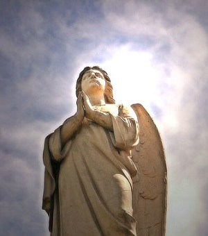 Estatua de un ángel de la guarda