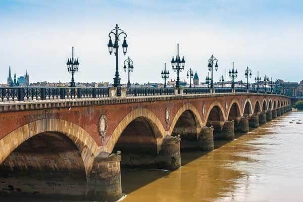Pont de Pierre en Burdeos, Francia